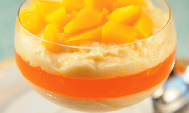 Gelatina-musse de pêssego em calda Gelatina-musse de pêssego em calda