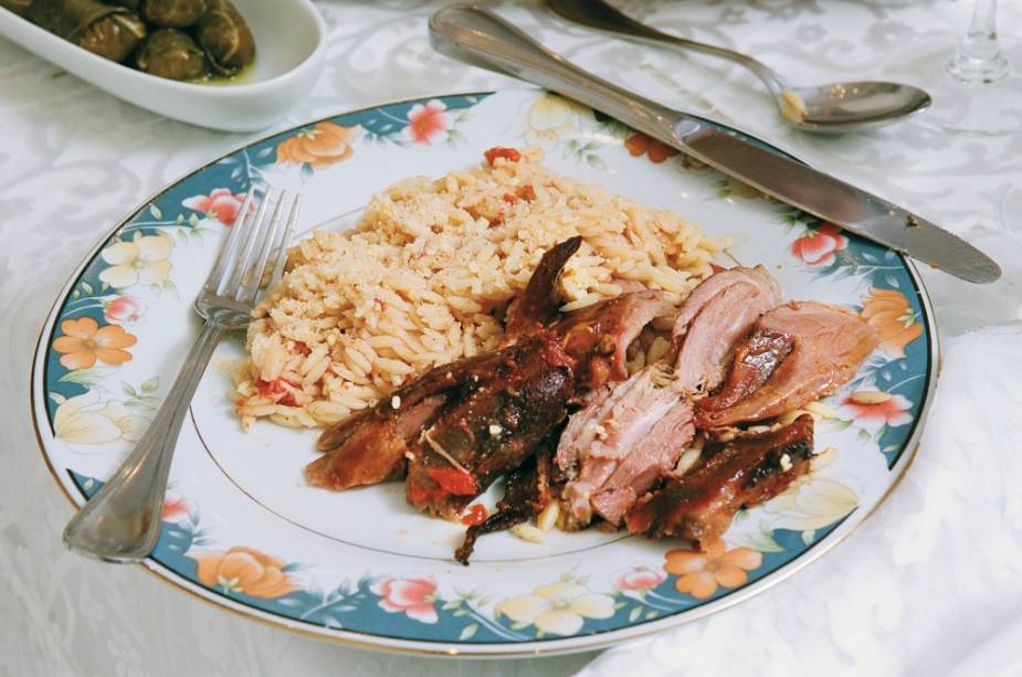 Pernil de carneiro ao forno com macarrão arrozinho (Youvetsi)