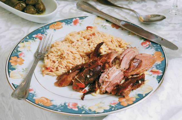 Pernil de carneiro ao forno com macarrão arrozinho (Youvetsi) Pernil de carneiro ao forno com macarrão arrozinho (Youvetsi)