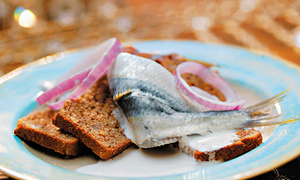 Sardinha curtida com pão