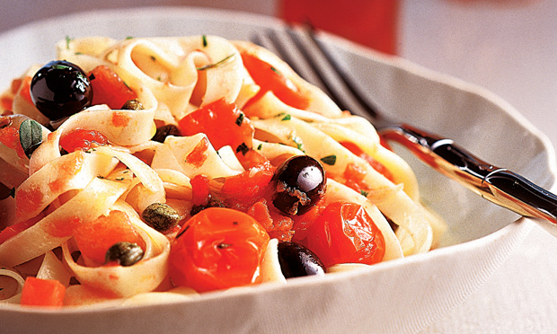 Talharim com molho de tomate cereja e sardinha