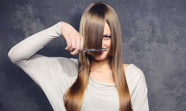 Mulher cortando o próprio cabelo