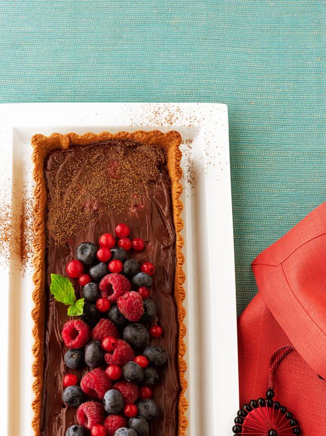 Torta de ganache com frutas vermelhas: impossível comer uma fatia só! Torta de ganache com frutas vermelhas: impossível comer uma fatia só!