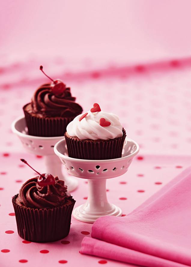 Cupcake light de merengue chocolate e ganache: você não precisa resistir! Cupcake light de merengue chocolate e ganache: você não precisa resistir!
