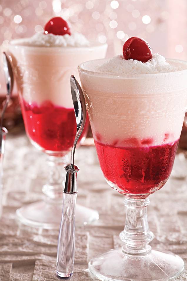 Taça de gelatina de cereja e maria-mole Taça de gelatina de cereja e maria-mole