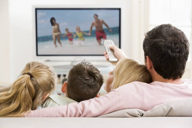 Família assistindo TV Família assistindo TV