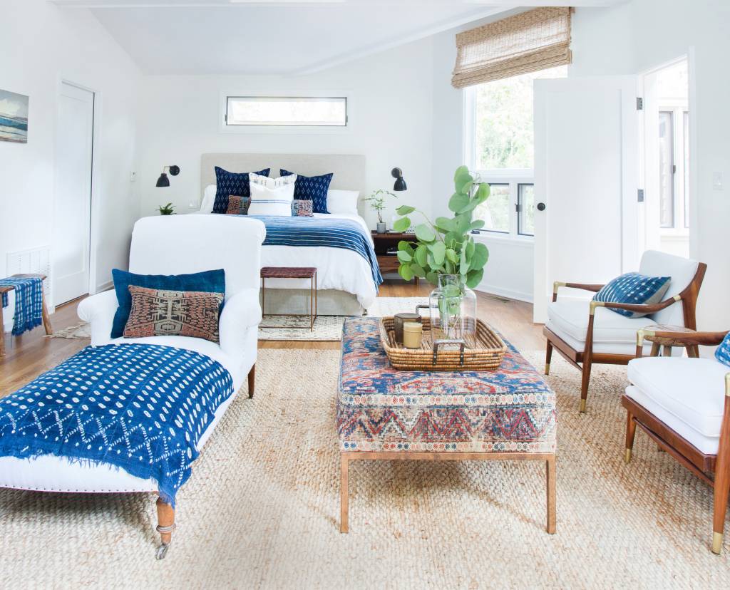 Quarto boho azul com living integrado