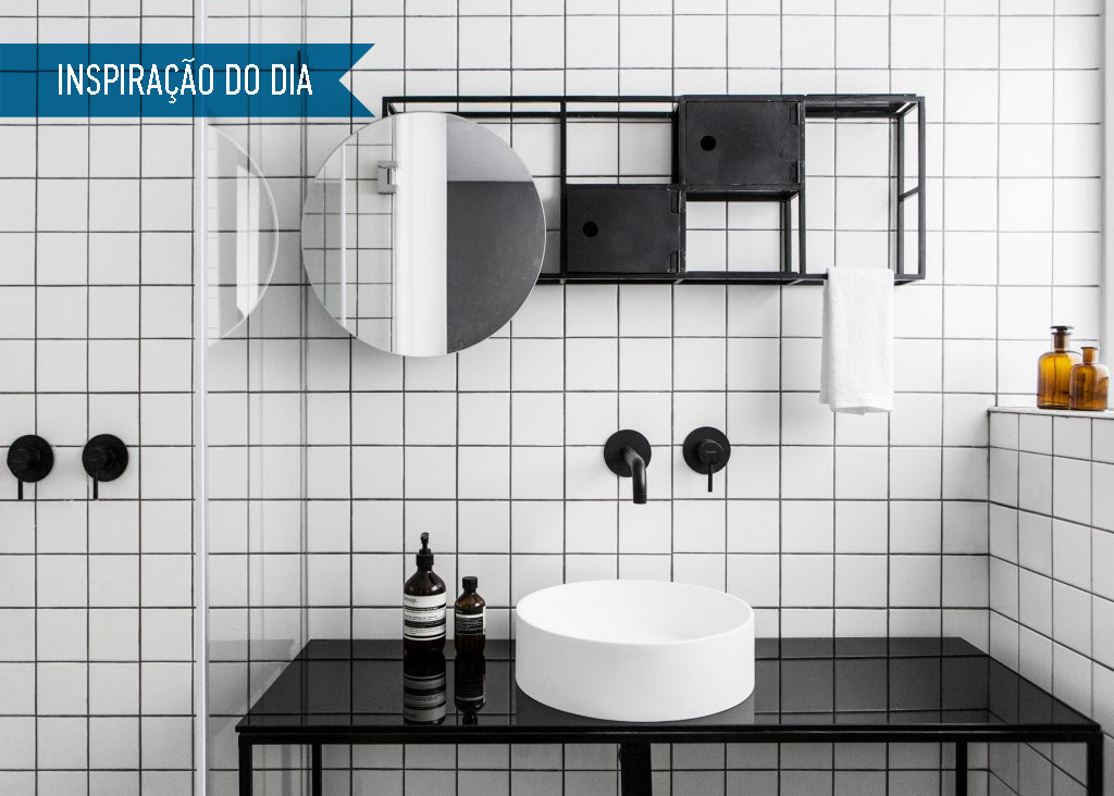 01-banheiro-preto-e-branco-com-espelheira-original