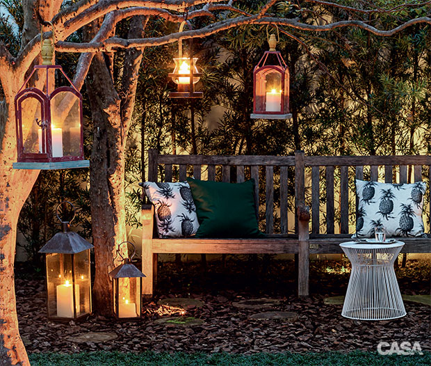 Jardim iluminado com lanternas decorativas