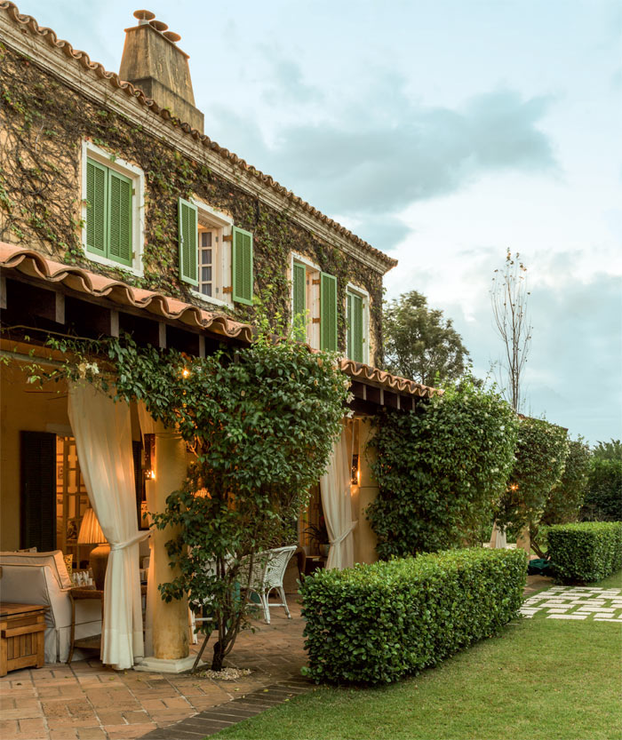 Nesta casa de campo, o jardim tem inspiração toscana