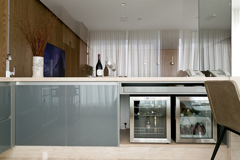Visita guiada: apartamento com paleta neutra e boas ideias de marcenaria
