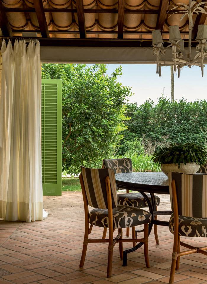 Nesta casa de campo, o jardim tem inspiração toscana
