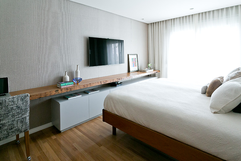 Visita guiada: apartamento com paleta neutra e boas ideias de marcenaria