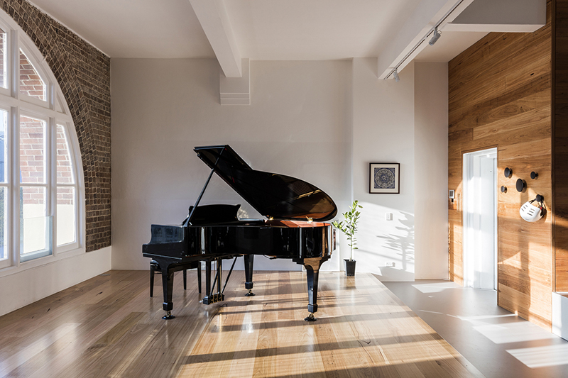09-apartamento-mescla-estilo-escandinavo-e-industrial-piano