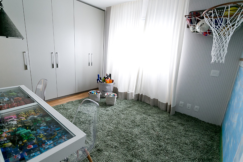 Visita guiada: apartamento com paleta neutra e boas ideias de marcenaria