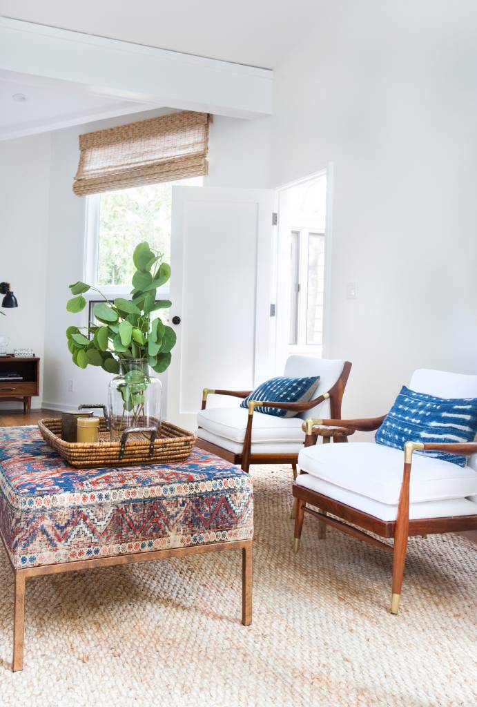 Quarto boho azul com living integrado