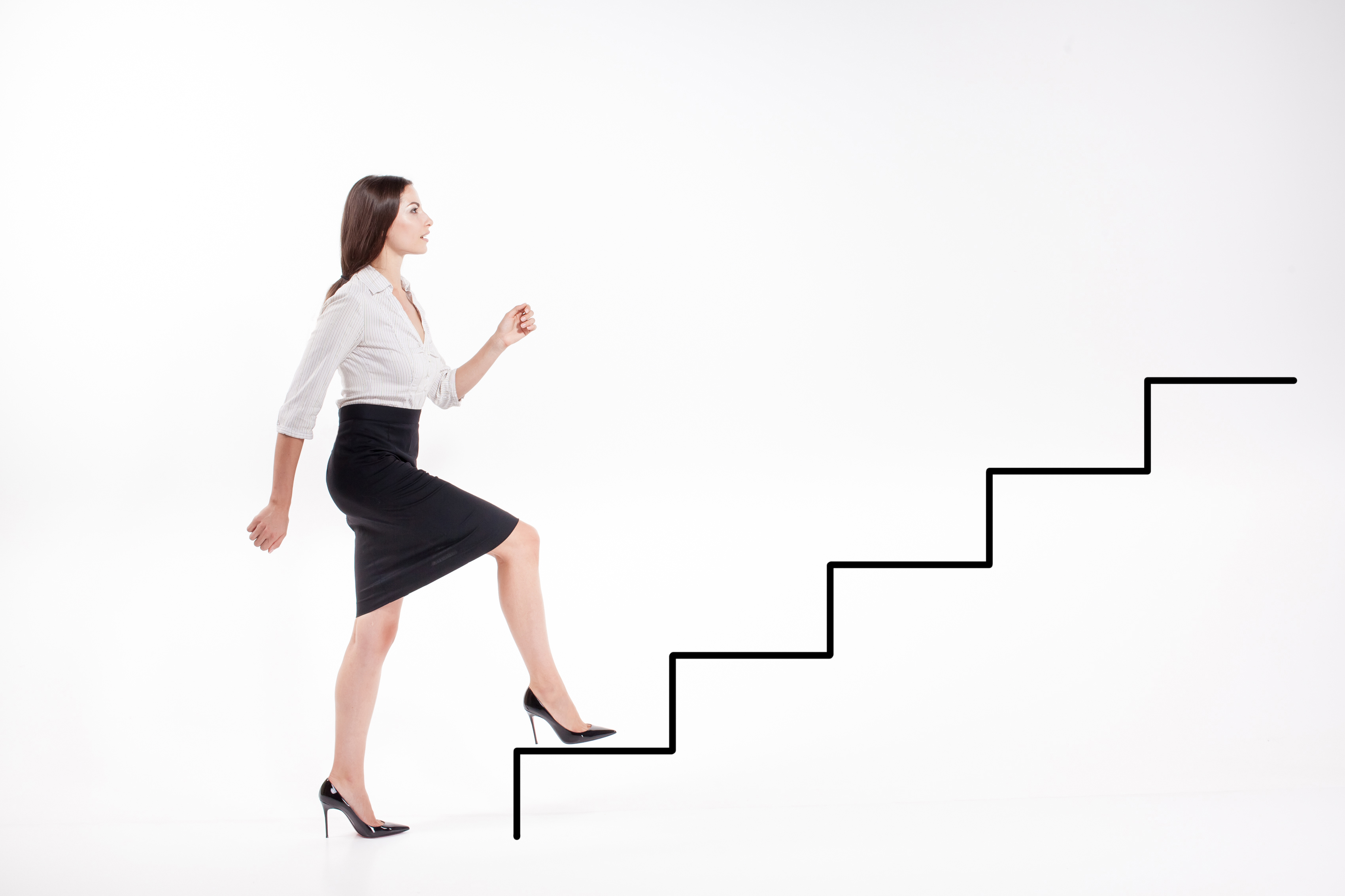 Не толкать впереди идущих по лестнице. Женщина подымается по лестнице. Подниматься по карьерной лестнице. Карьерный рост на белом фоне. Человек поднимается по карьерной лестнице.