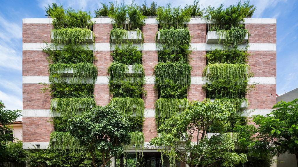 01-hotel-no-vietna-tem-fachada-coberta-por-cascatas-de-plantas Hotel no Vietnã tem fachada coberta por cascatas de plantas