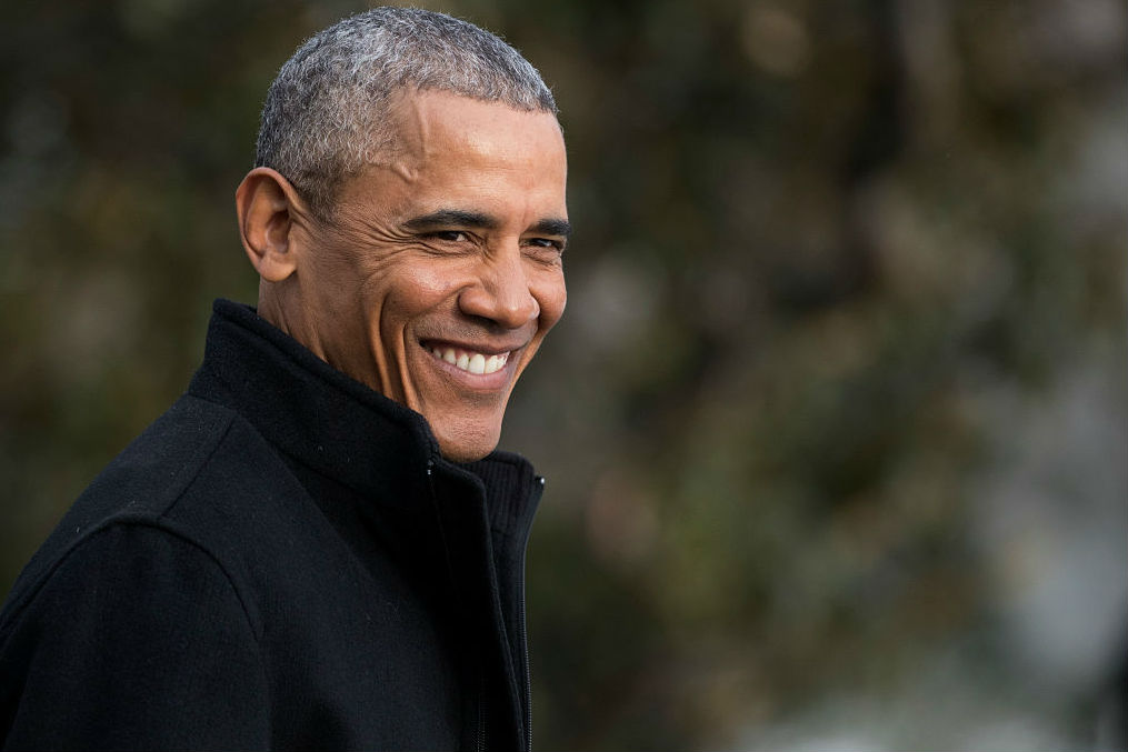 Obama se veste de Papai Noel e distribui presentes em hospital infantil