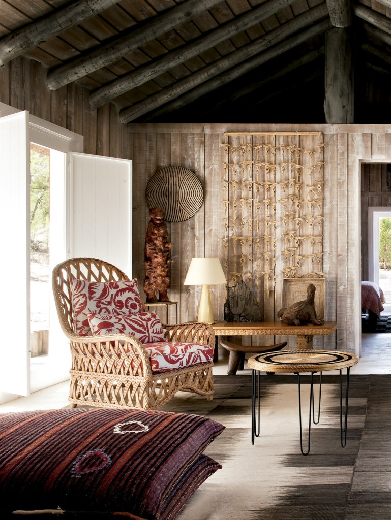 02-3-vezes-em-que-as-fibras-naturais-dominaram-o-decor No refúgio português do século 19, restaurado pelo designer de interiores Jacques Grange, poltronas vintage francesas de vime se aliam a tapetes marroquinos e almofadas artesanais africanas.