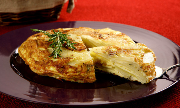receita-omelete-economica-de-batata-e-alecrim