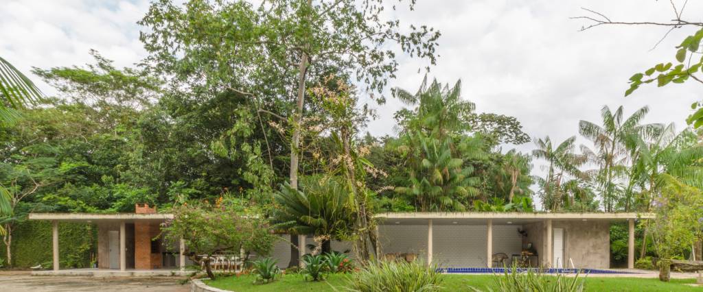 Casa no Pará com área de convivência acolhedora e décor rústico