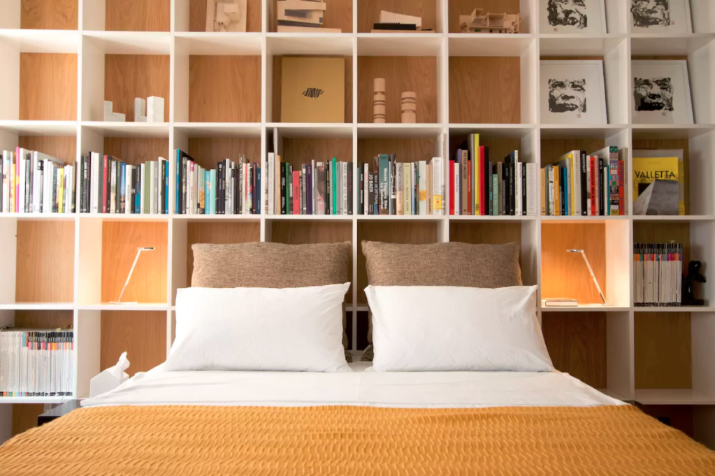 10 casas do Airbnb com bibliotecas perfeitas para quem ama livros