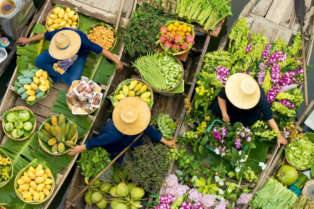 Thailand, Bangkok, vendors in boats at floating market, overhead view