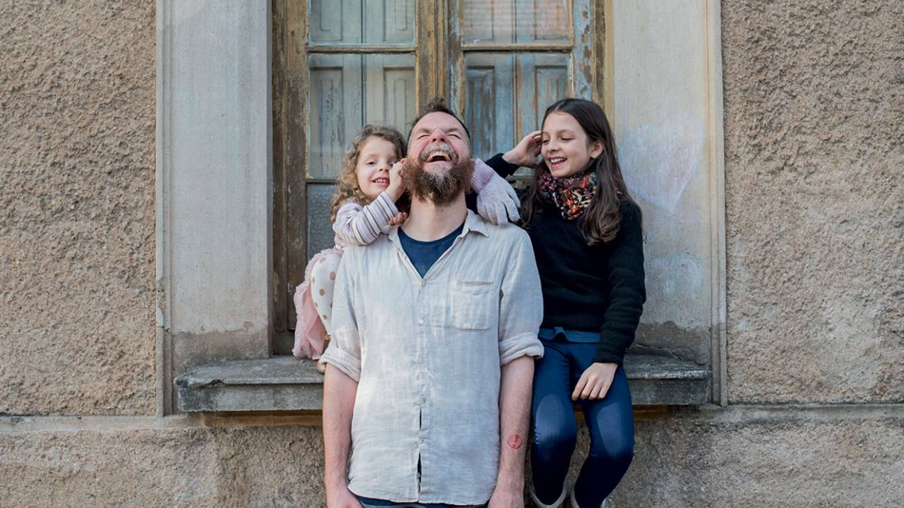 Marcos Piangers entre as duas filhas, aurora e Anita