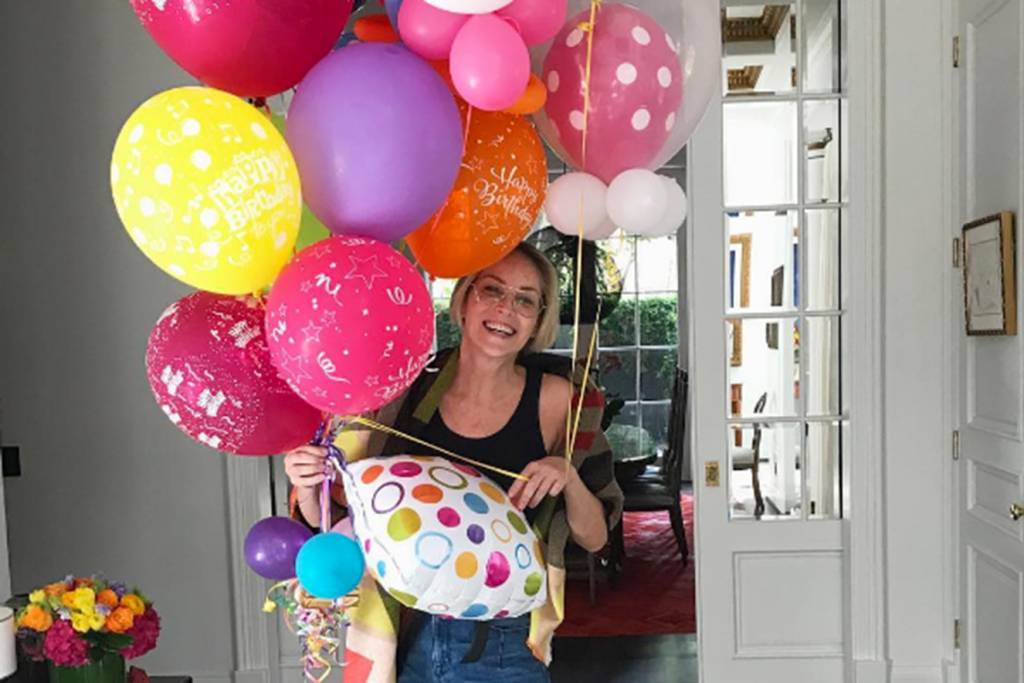Em rara aparição, filhos de Sharon Stone celebram 59 anos da mãe