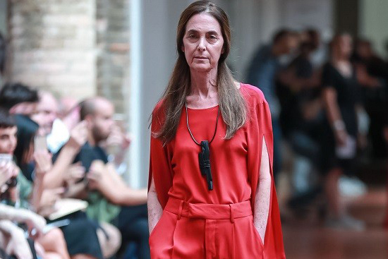 Aos 67 anos, modelo faz sucesso na São Paulo Fashion Week