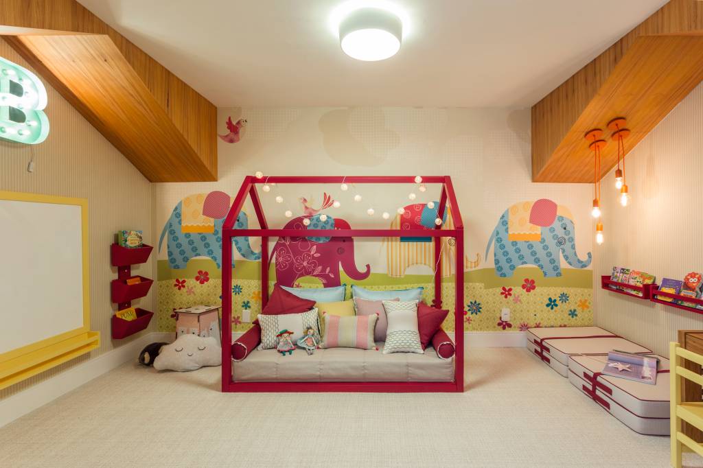 Quarto infantil montessoriano e colorido