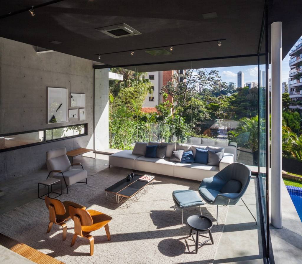 Casa em terreno íngreme mescla o moderno e o contemporâneo