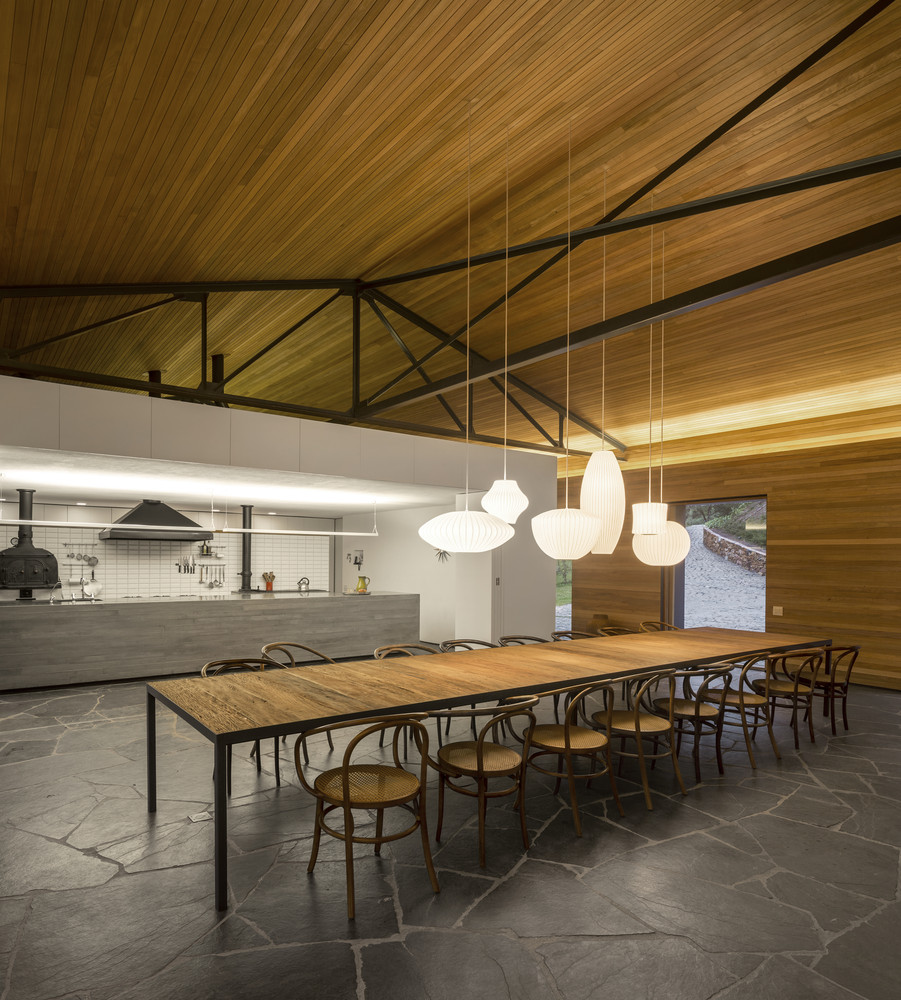 Casa com volume único e contínuo com décor aconchegante em SP