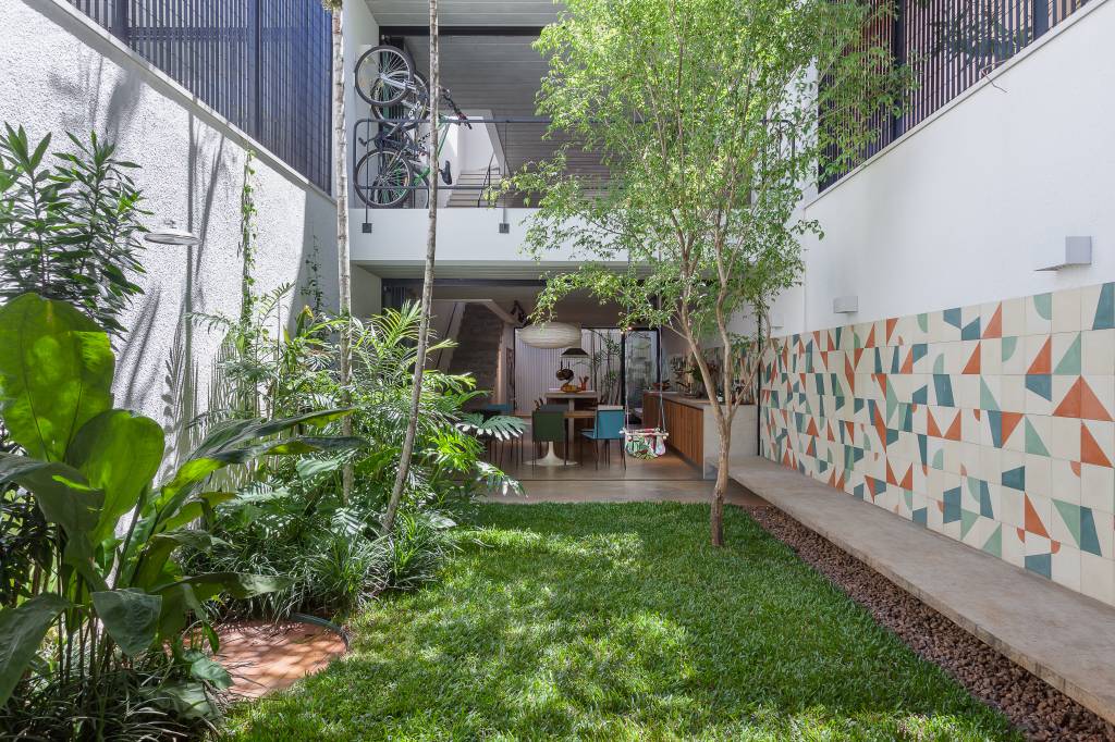 Casa geminada com ventilação cruzada e espaços integrados