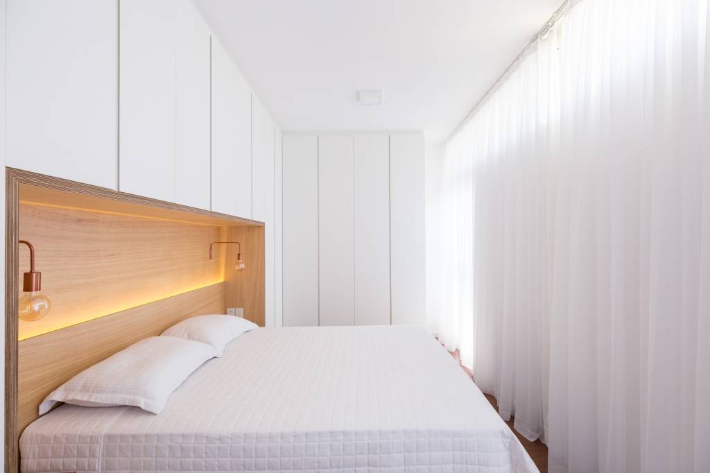 Casa de praia com décor moderno e amplas áreas de convivência