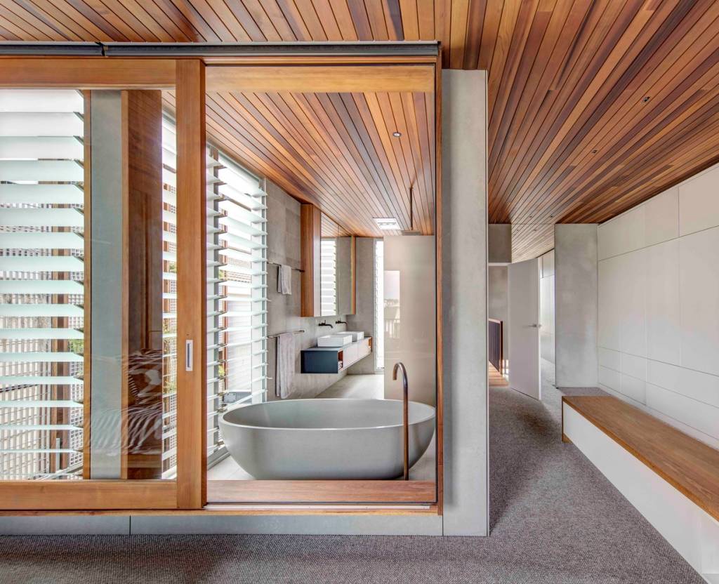 Na Austrália, esta casa integrou uma piscina entre os ambientes