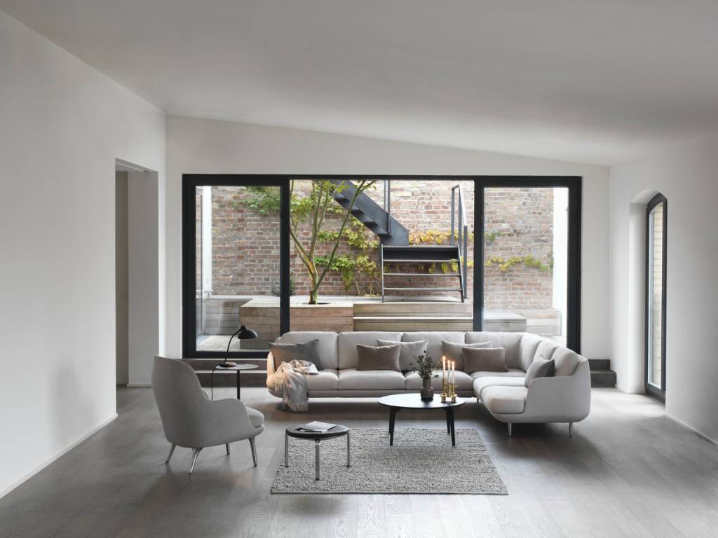 Sala minimalista com destaque para o sofá
