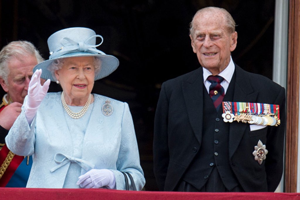 Rainha Elizabeth ao lado do marido, o príncipe Philip