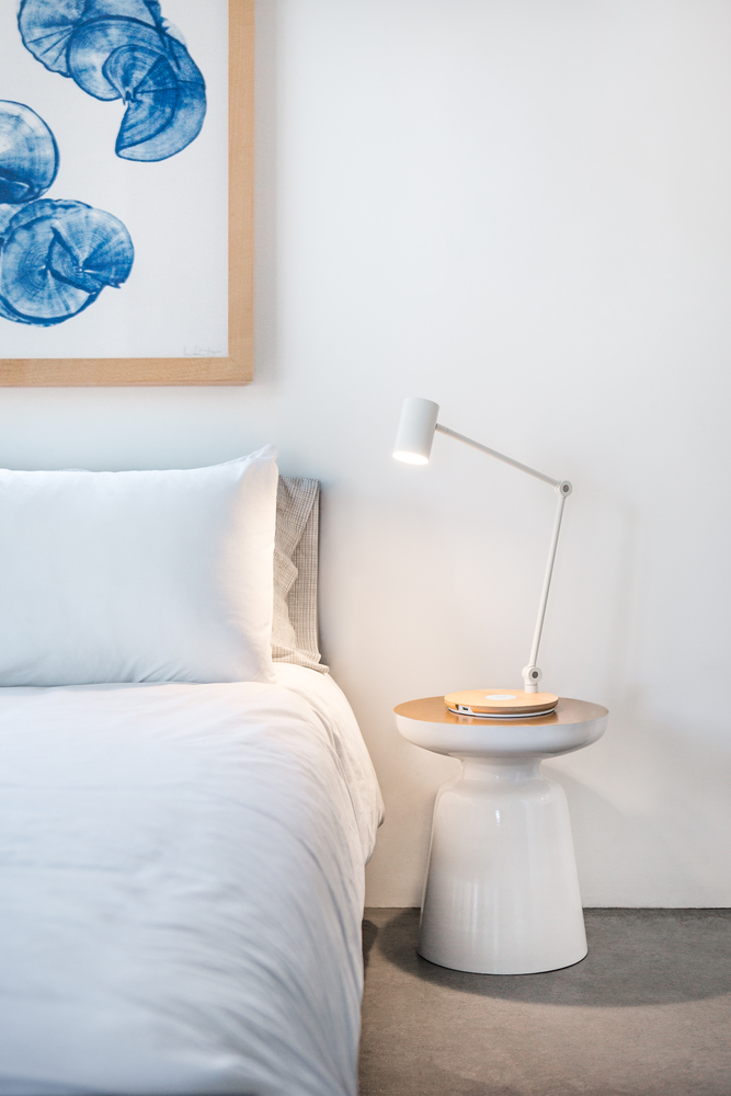 Quarto minimalista e monocromático