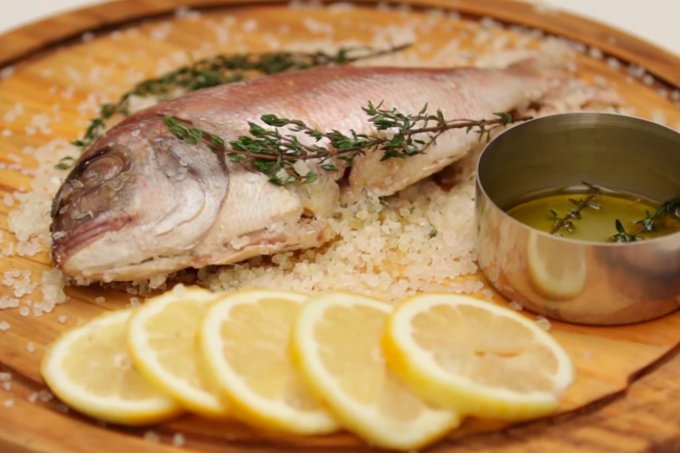 claudia-cozinha-peixe-crosta-sal-grosso