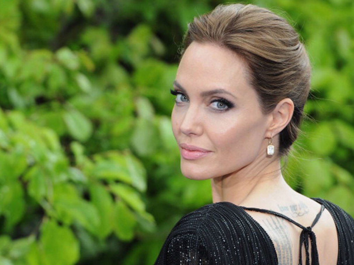 Angelina Jolie vive romance com “sósia... | CLAUDIA