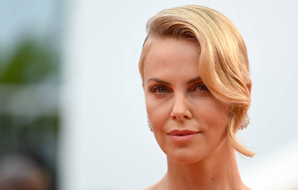Charlize Theron durante premiação de Mad Max: Estrada da Fúria