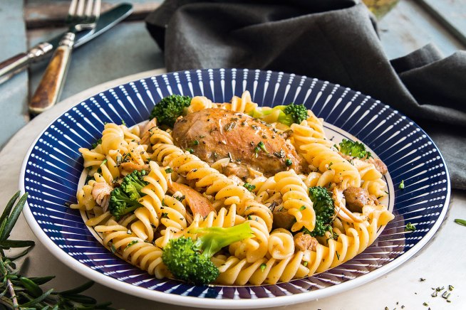 fusilli-sobrecoxa-frango-brocolis