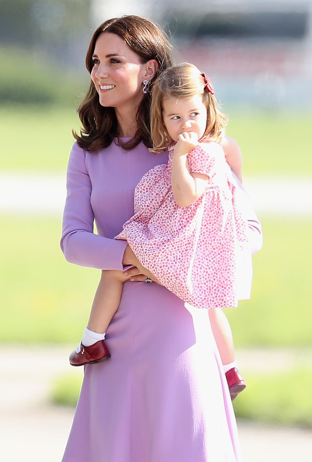 Princesa Charlotte com a m&atilde;e, Kate