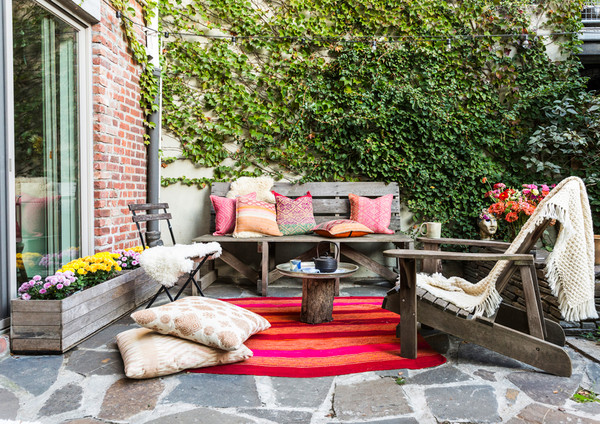 Jardim com estilo boho e décor colorido