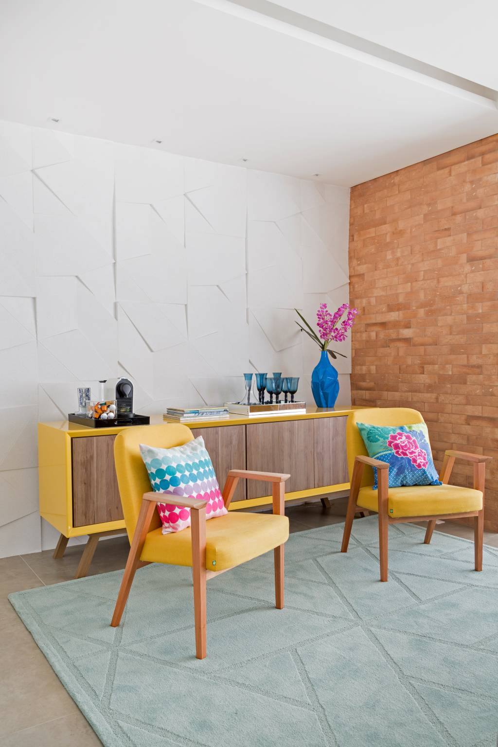 Apartamento de 130 m² com decoração colorida e harmônica