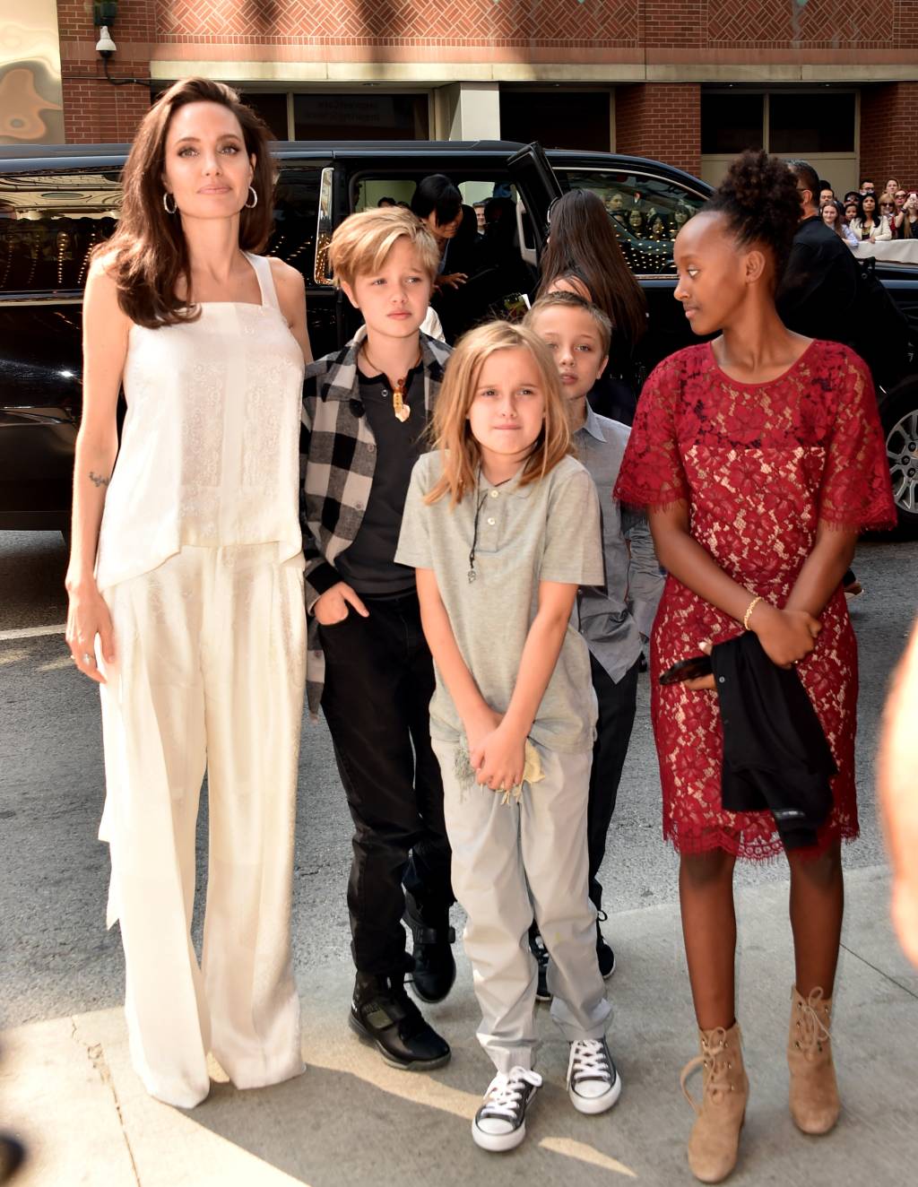 Angelina Jolie com os filhos Shiloh, Vivienne, Knox Leon, and Zahara