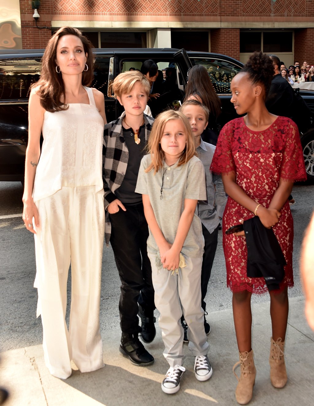 Angelina Jolie com os filhos Shiloh, Vivienne, Knox Leon, and Zahara 