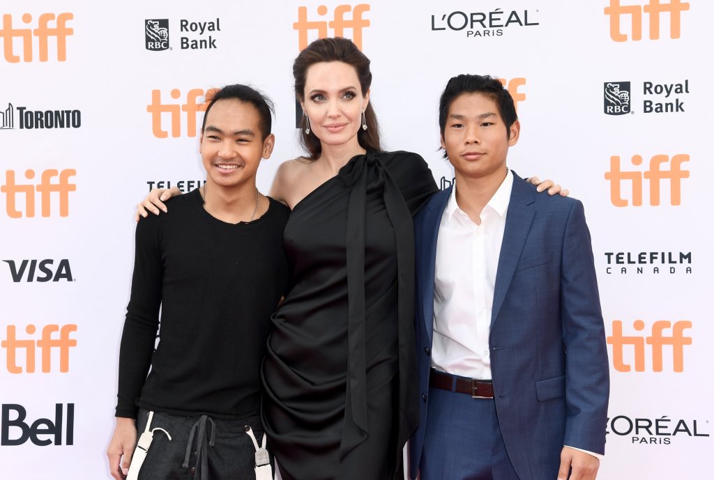 Maddox e Pax com a mãe Angelina Jolie
